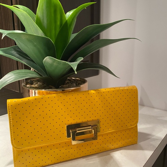 4 Clutch purses perfect for the season ! - Picture 3 of 5